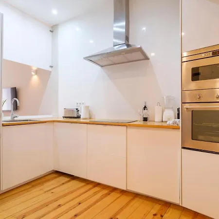 Cozy 1st Floor Flat Chiado District With Balconies And Ac 19th Century Building Apartamento
