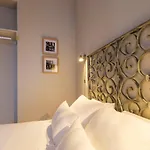Cozy 1st Floor Flat Chiado District With Balconies And Ac 19th Century Building Apartamento Lisboa