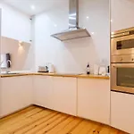 Cozy 1st Floor Flat Chiado District With Balconies And Ac 19th Century Building Apartment