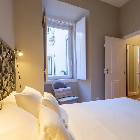 Cozy 1st Floor Flat Chiado District With Balconies And Ac 19th Century Building Apartmán