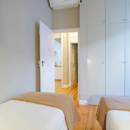 Cozy 1st Floor Flat Chiado District With Balconies And Ac 19th Century Building Apartmán *