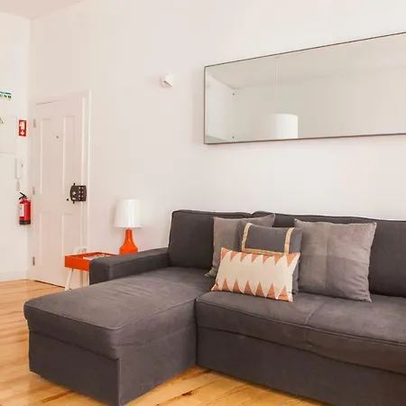 Апартаменты Cozy 1st Floor Flat Chiado District With Balconies And Ac 19th Century Building Лиссабон