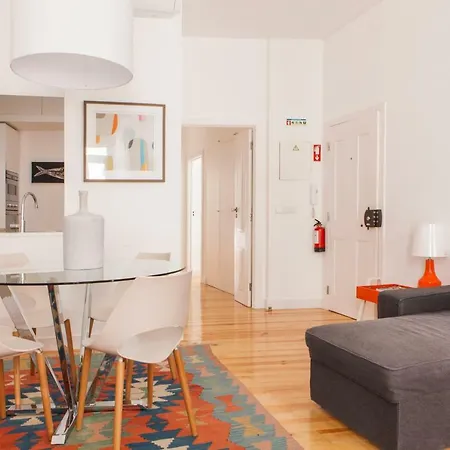 Cozy 1st Floor Flat Chiado District With Balconies And Ac 19th Century Building Лиссабон