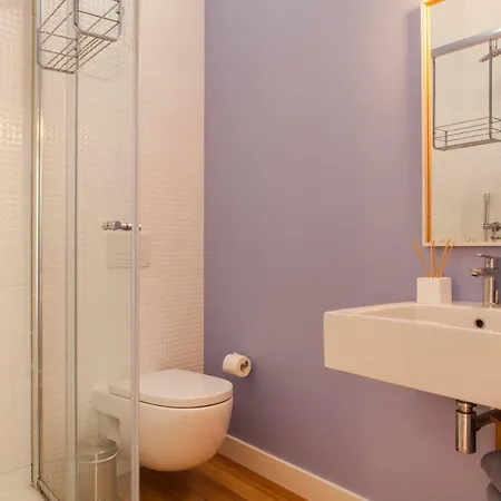 Cozy 1st Floor Flat Chiado District With Balconies And Ac 19th Century Building Лиссабон