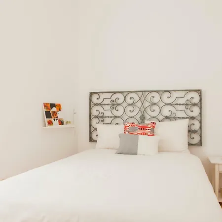 Cozy 1st Floor Flat Chiado District With Balconies And Ac 19th Century Building Апартаменты *