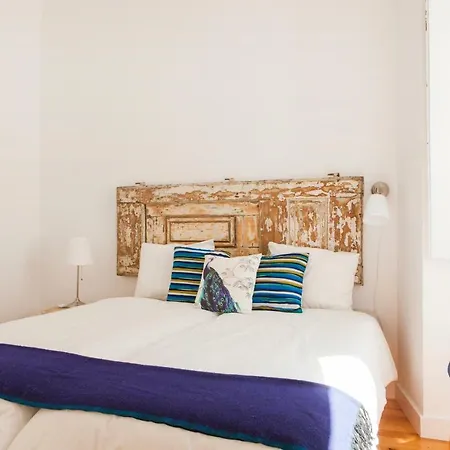 Cozy 1st Floor Flat Chiado District With Balconies And Ac 19th Century Building Апартаменты Лиссабон