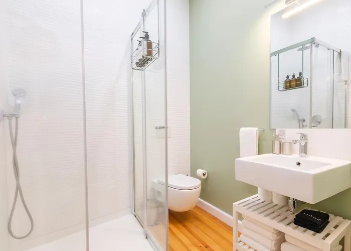 Cozy 1st Floor Flat Chiado District With Balconies And Ac 19th Century Building شقة Lisboa