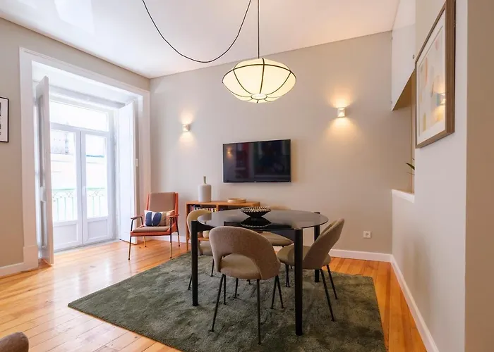 Cozy 1st Floor Flat Chiado District With Balconies And Ac 19th Century Building *