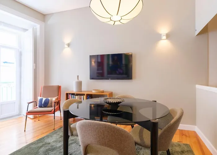شقة Cozy 1st Floor Flat Chiado District With Balconies And Ac 19th Century Building