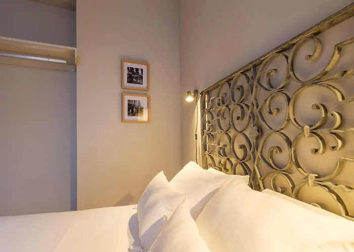 Cozy 1st Floor Flat Chiado District With Balconies And Ac 19th Century Building Appartamento Lisbona