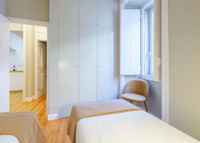 Cozy 1st Floor Flat Chiado District With Balconies And Ac 19th Century Building Appartamento