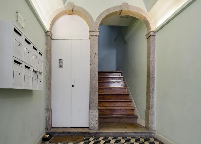 Cozy 1st Floor Flat Chiado District With Balconies And Ac 19th Century Building