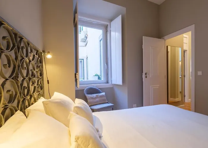 Cozy 1st Floor Flat Chiado District With Balconies And Ac 19th Century Building Apartamento