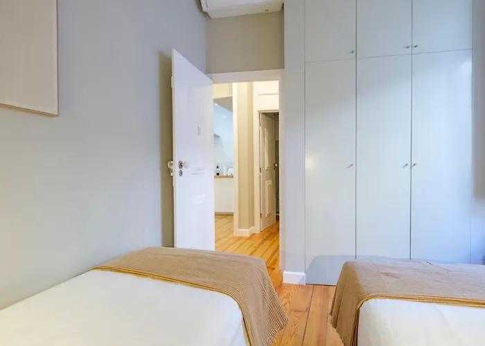 Cozy 1st Floor Flat Chiado District With Balconies And Ac 19th Century Building Apartamento *